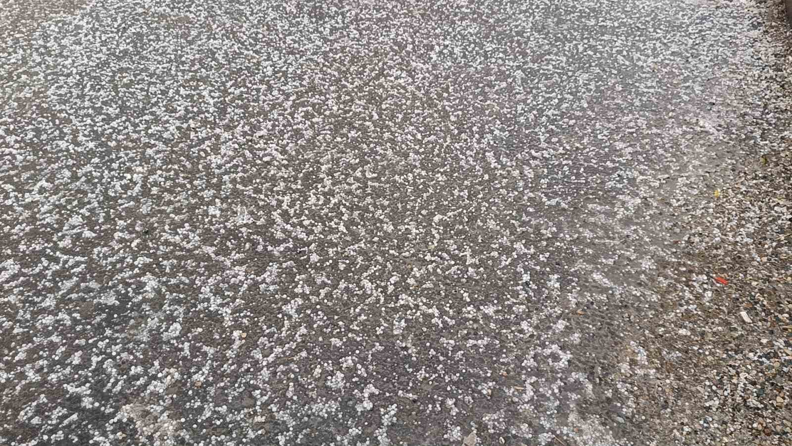 Şanlıurfa&rsquo;da dolu yağışı s&uuml;r&uuml;c&uuml;lere zor anlar yaşattı
