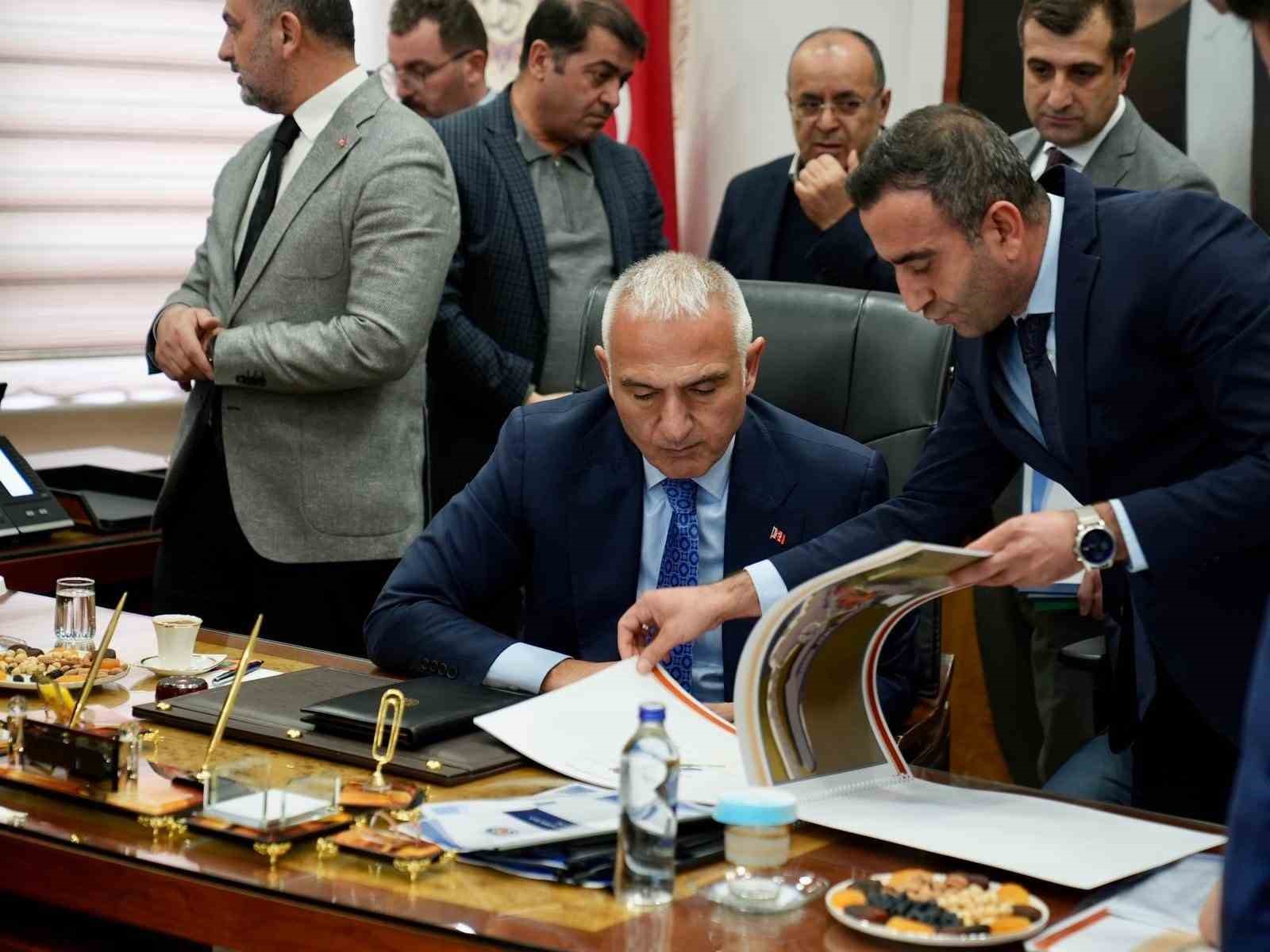 Ak&ccedil;adağ&rsquo;ın turizm projeleri Bakan Ersoy&rsquo;a sunuldu
