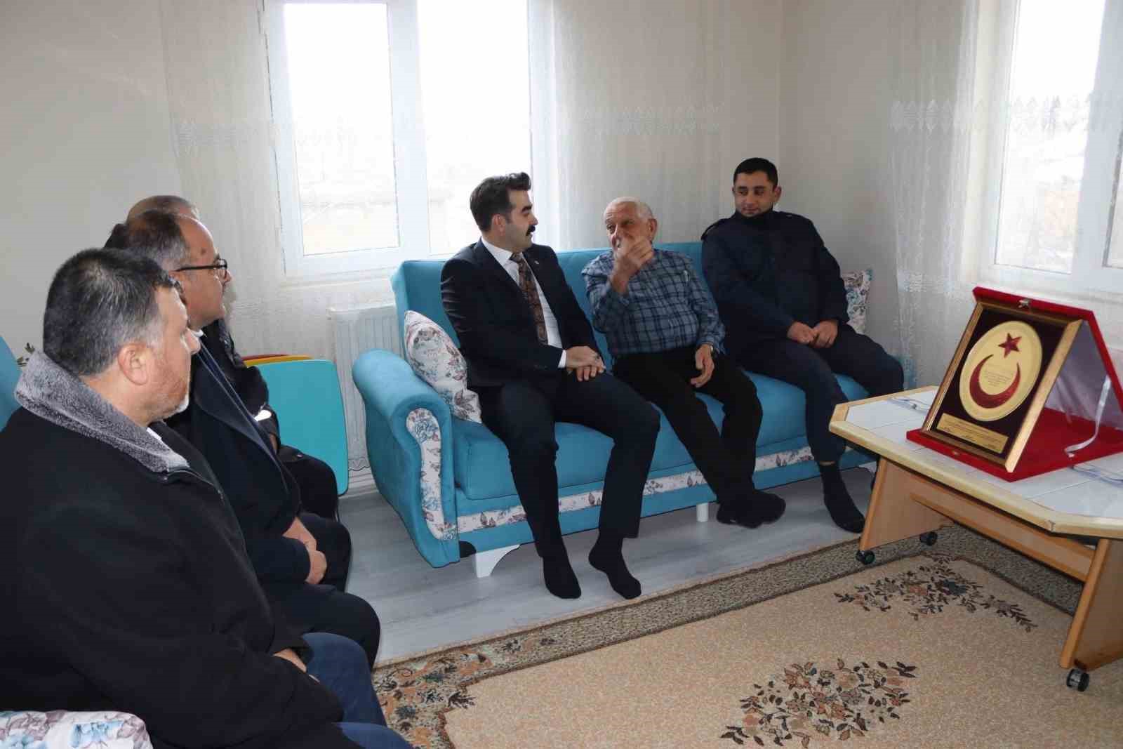 Kaymakam Eser, Tomarzalı şehit babasını ve Kıbrıs gazisini ziyaret etti