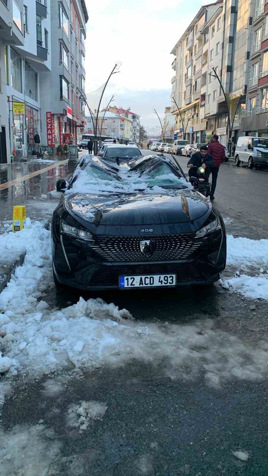 Bing&ouml;l&rsquo;de &ccedil;atıdan d&uuml;şen kar otomobile zarar verdi
