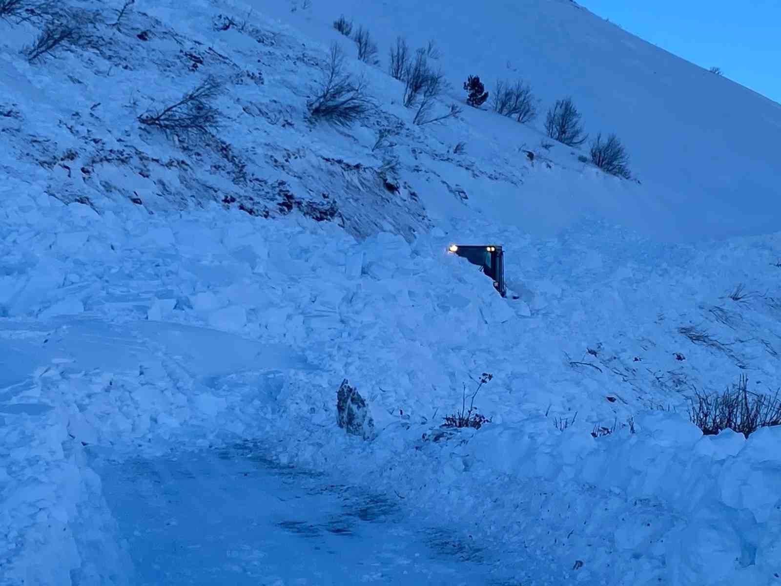Vali Ergün: "Arama kurtarma çalışmaları durmadı, çığ riski sebebiyle ara verildi"