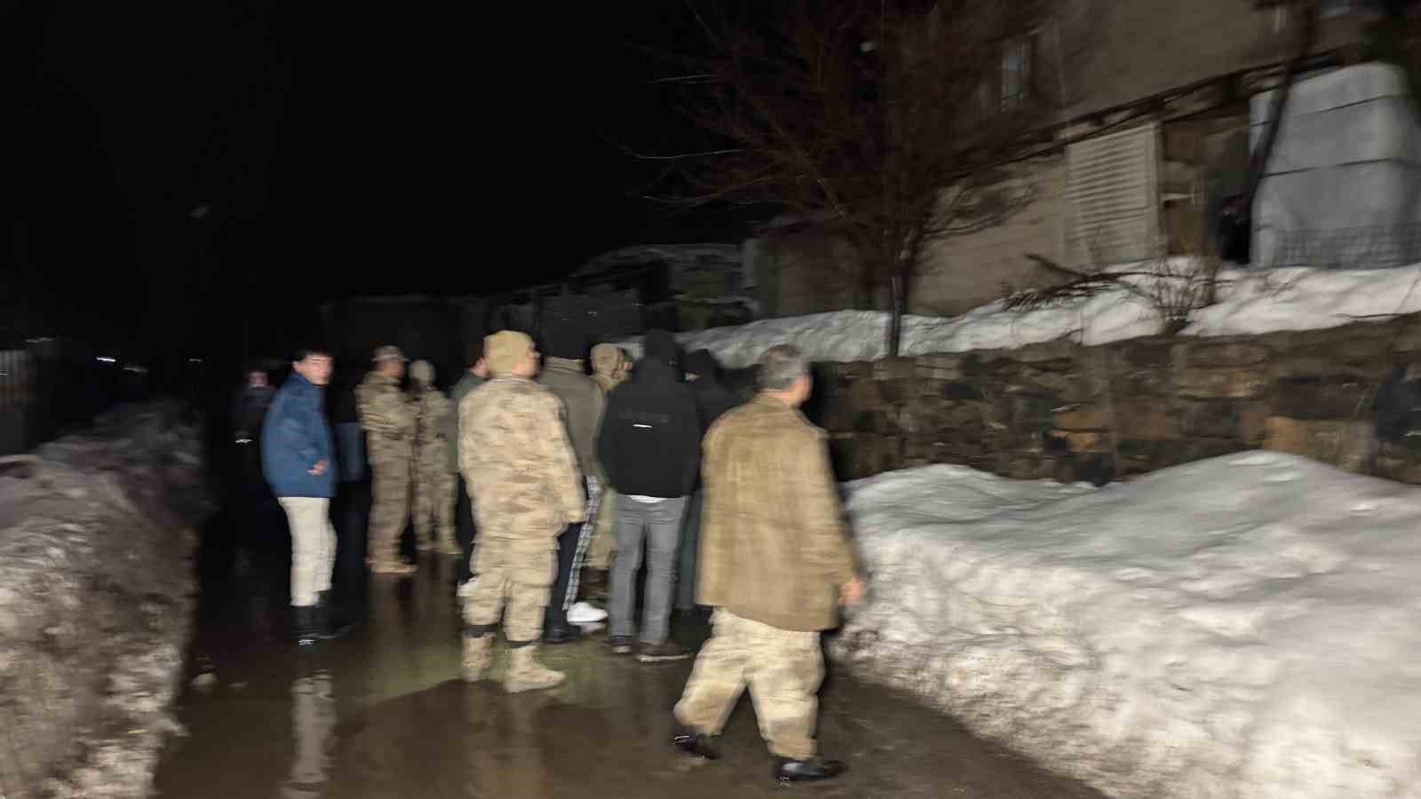 Şırnak&rsquo;ta dev kayalar k&ouml;ye d&uuml;şt&uuml;, 30 hayvan telef oldu
