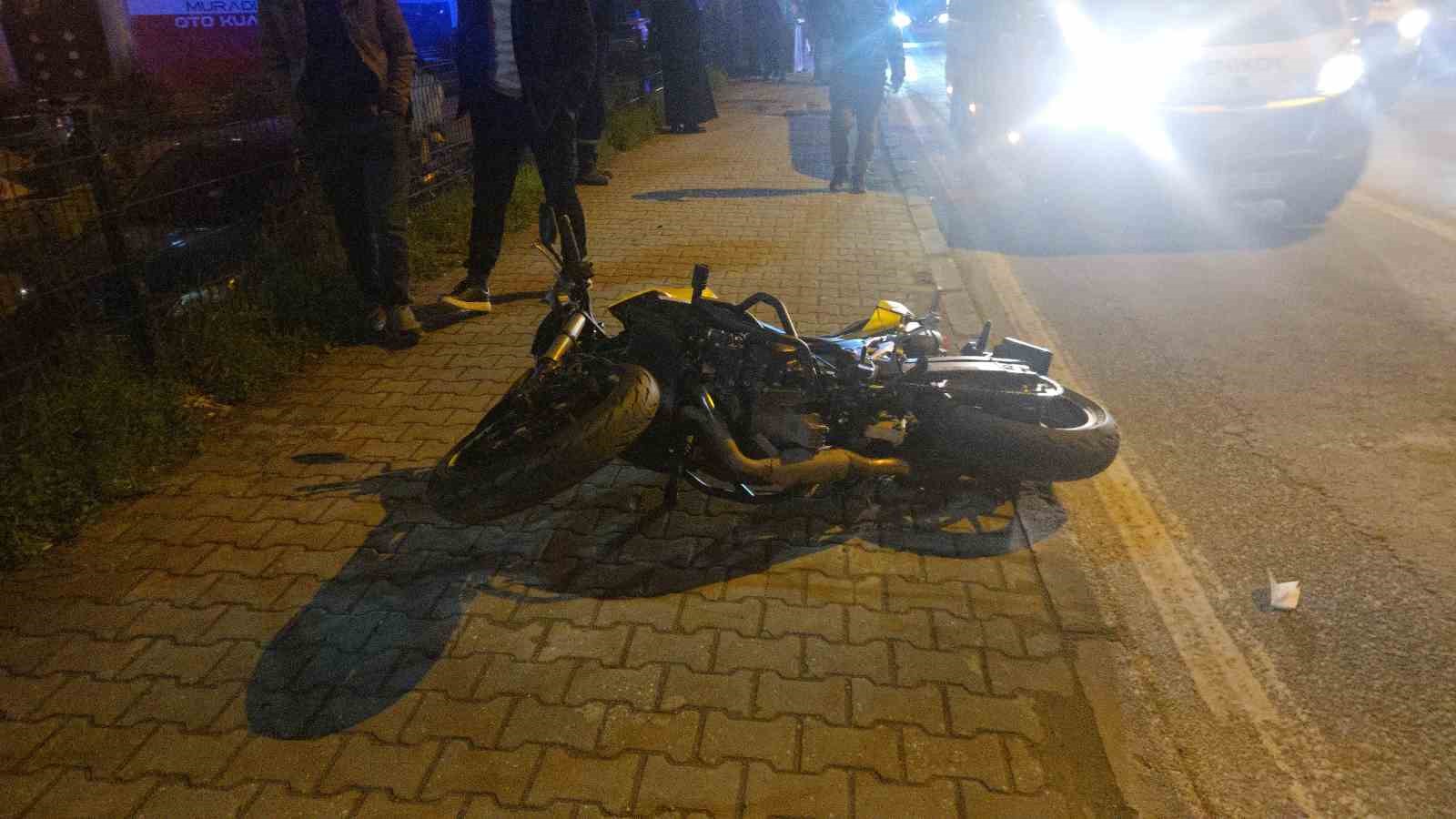 Motosiklet yayaya &ccedil;arptı: 2 yaralı
