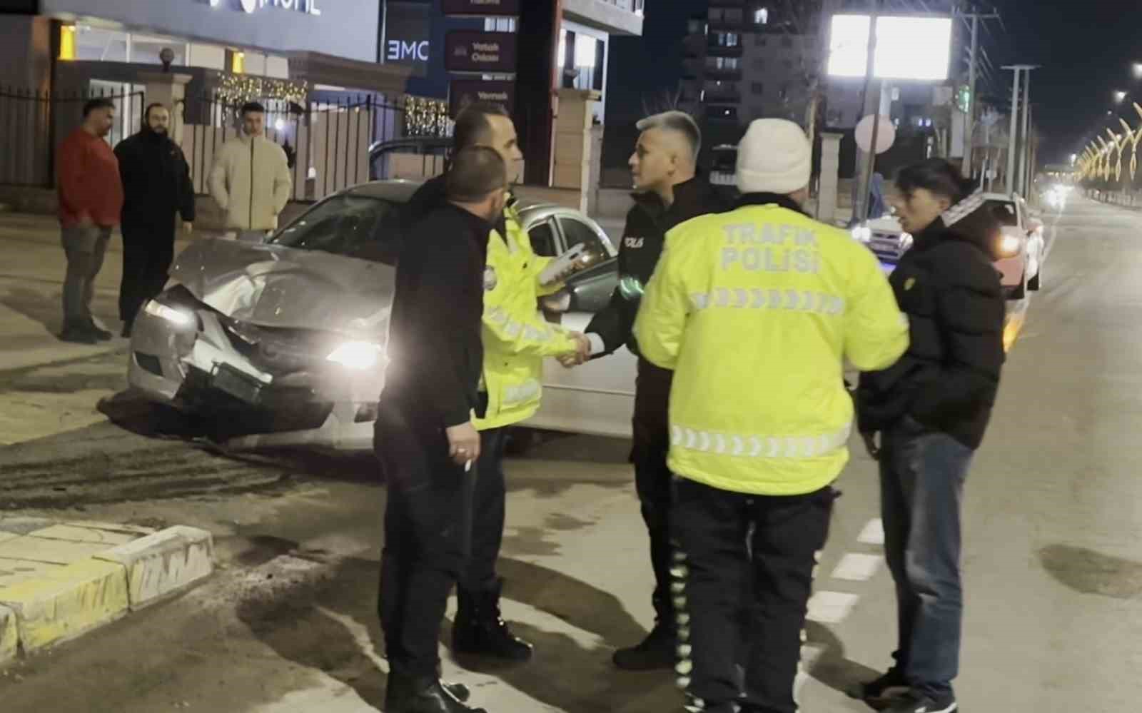 Alkoll&uuml; s&uuml;r&uuml;c&uuml; &ouml;n&uuml;ndeki araca &ccedil;arptı: 6 yaralı
