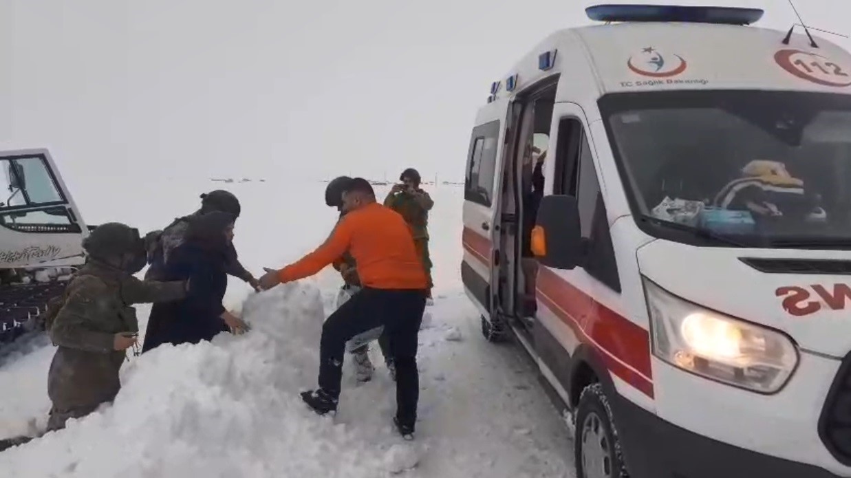 Kars&rsquo;ta kar esareti: Hasta &ccedil;ocuklar i&ccedil;in Mehmet&ccedil;ik ve ekipler seferber oldu
