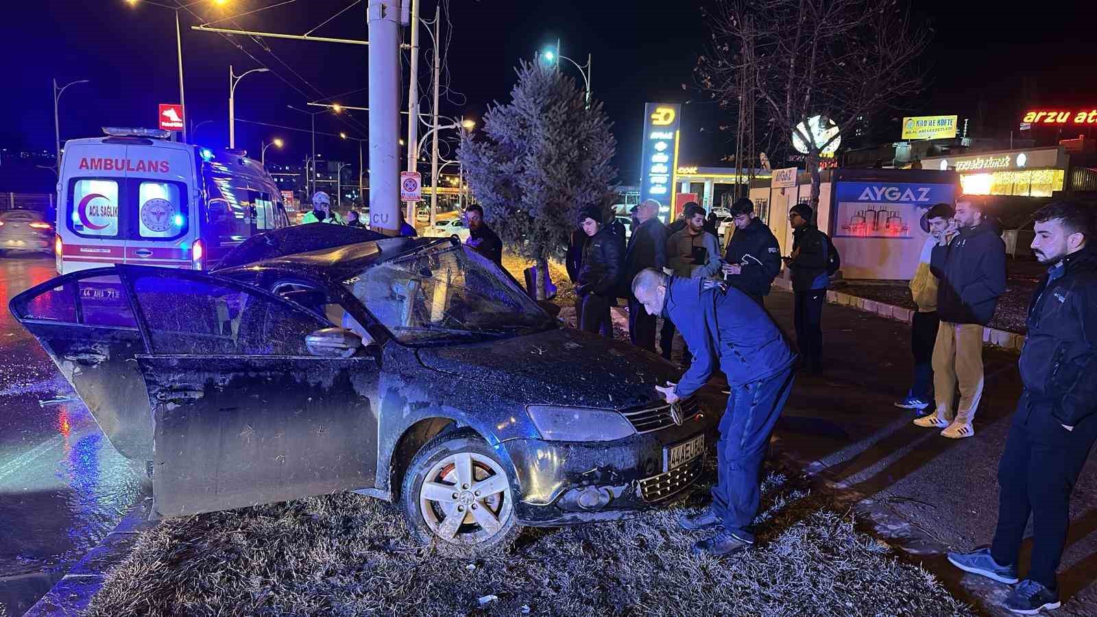 Kontrolden &ccedil;ıkan ara&ccedil;, tramb&uuml;s direğine &ccedil;arptı: 1 ağır yaralı

