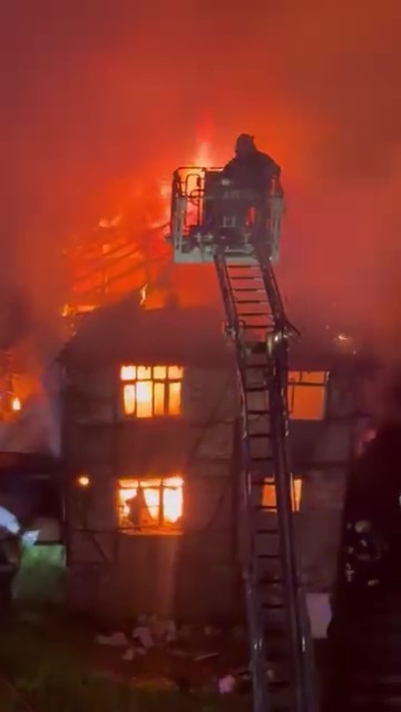 Alev alev yanan iki katlı ahşap metruk bina k&uuml;le d&ouml;nd&uuml;
