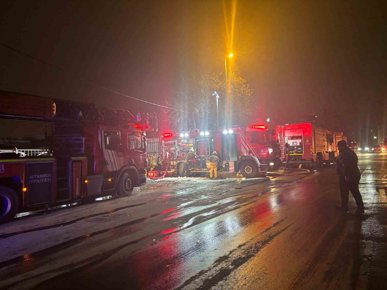 Avcılar&rsquo;da tekstil at&ouml;lyesine ait depo alevlere teslim oldu
