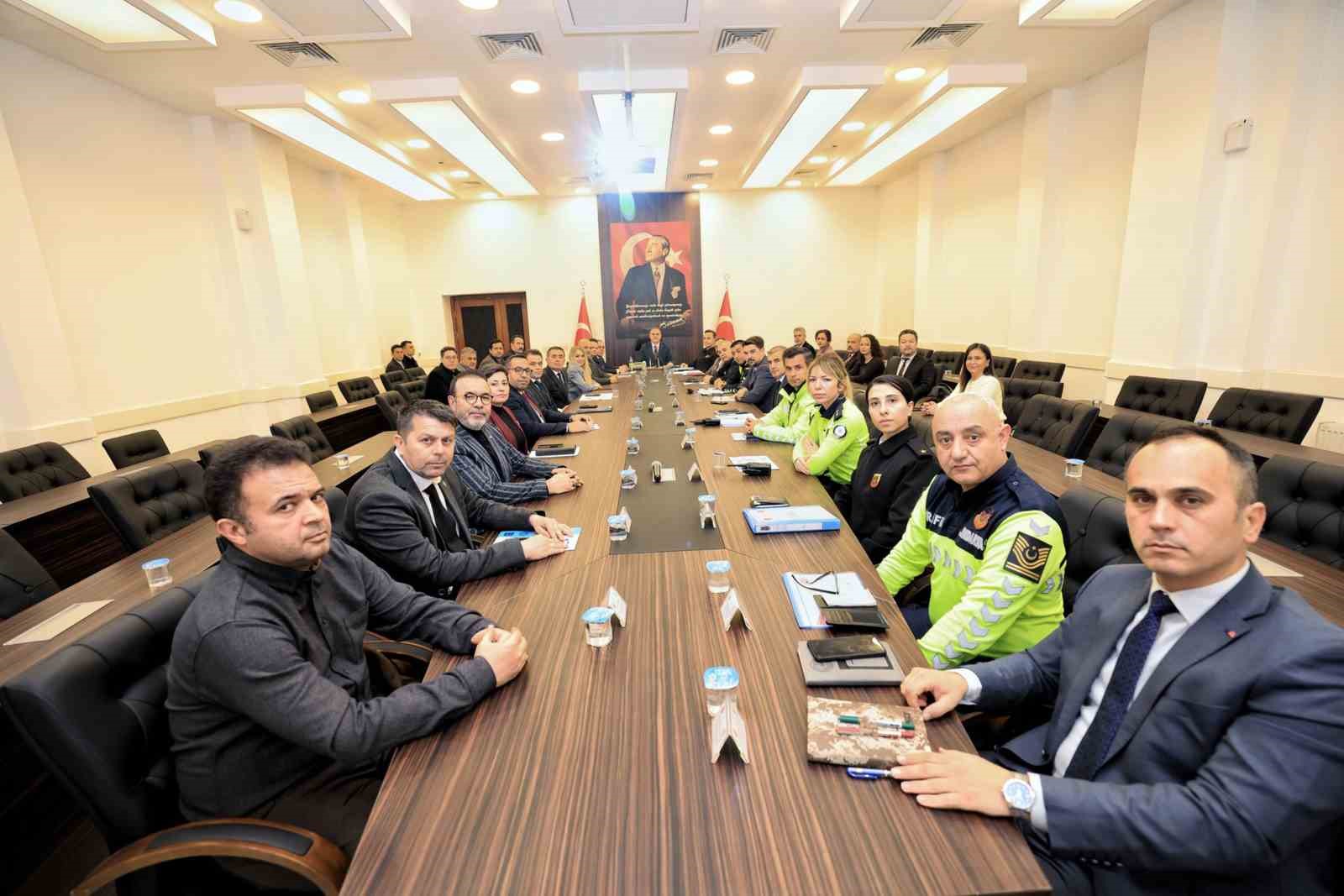 Vali Akbıyık başkanlığında ‘Okul Güvenliği’ toplantısı yapıldı