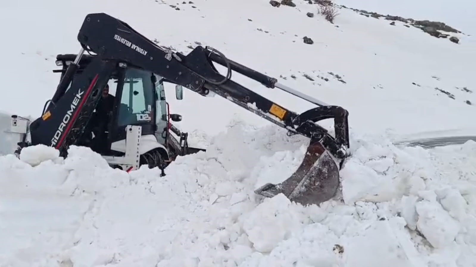 Aydınlar beldesinde karla mücadele çalışması sürüyor