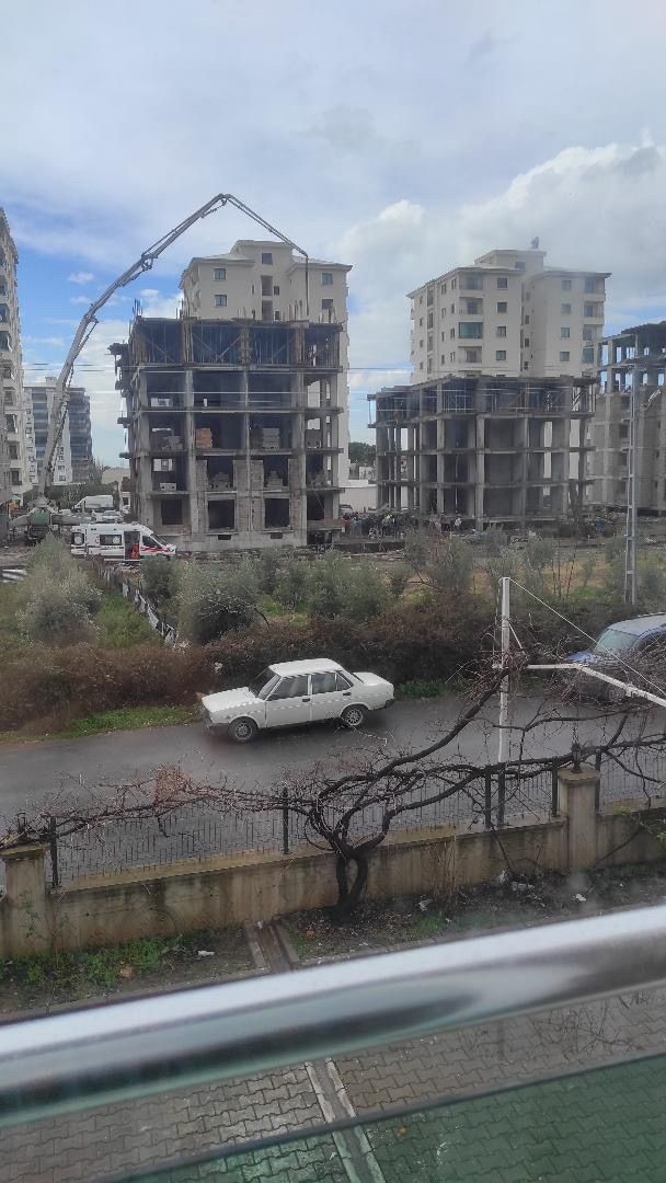 İnşaatın 5&rsquo;inci katından d&uuml;şen iş&ccedil;i &ouml;ld&uuml;
