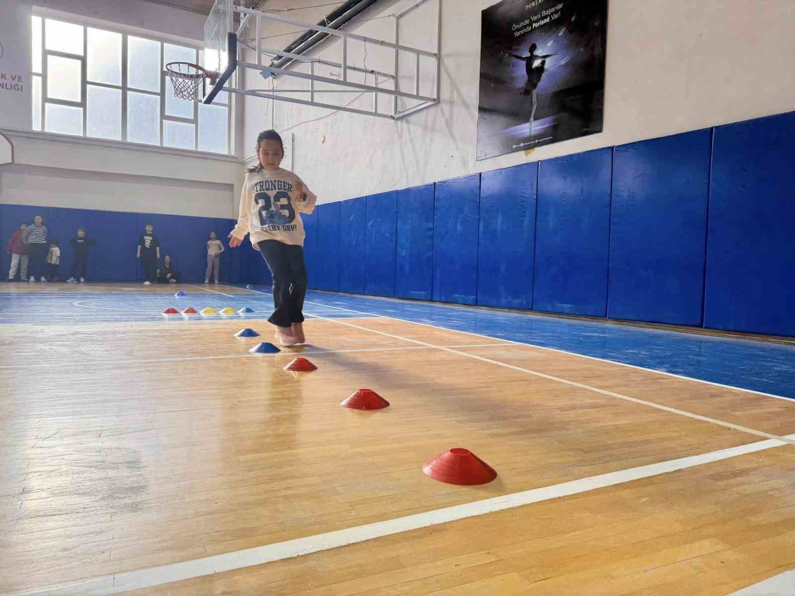 Bilecik&rsquo;te badminton spor okullarında tempolu antrenmanlar
