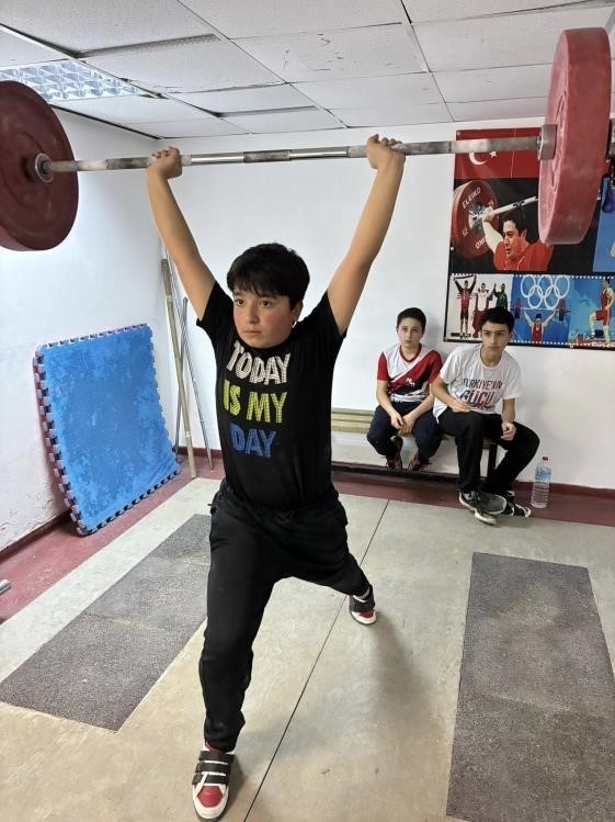 Bilecik&rsquo;te halter sporcuları g&uuml;c&uuml;n&uuml; sınırların &ouml;tesine taşıyor
