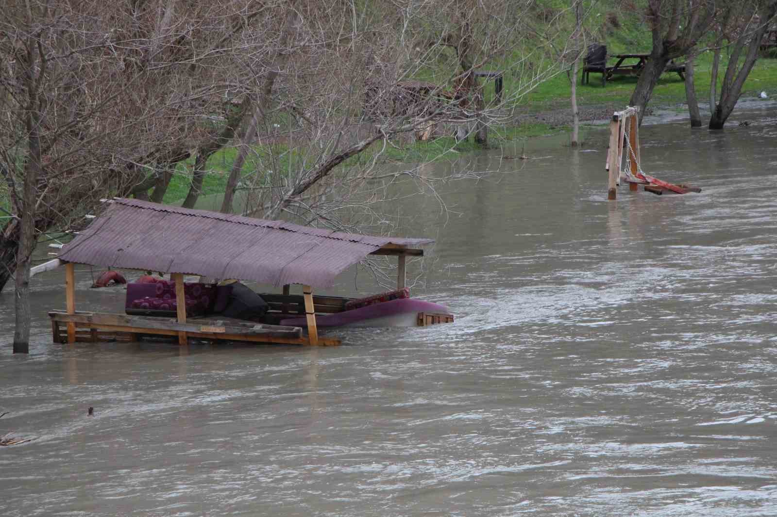 Yeşilırmak Nehri’nde su seviyesi 2 metreye kadar yükseldi, piknik masaları akıntıya kapıldı