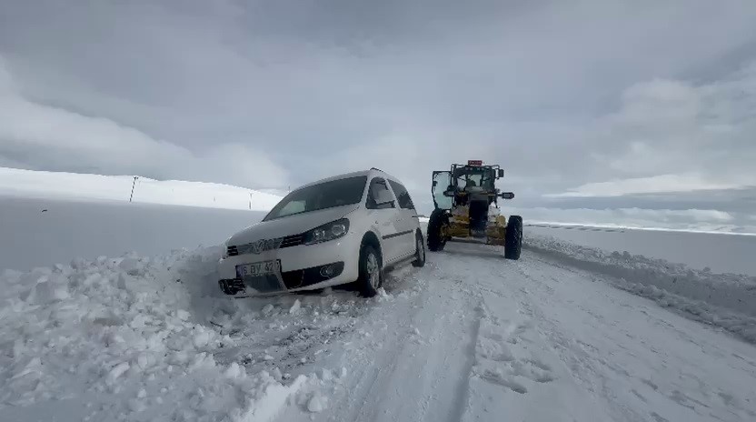 Erzurum&rsquo;da kara saplanan otomobil 3 saat mahsur kaldı
