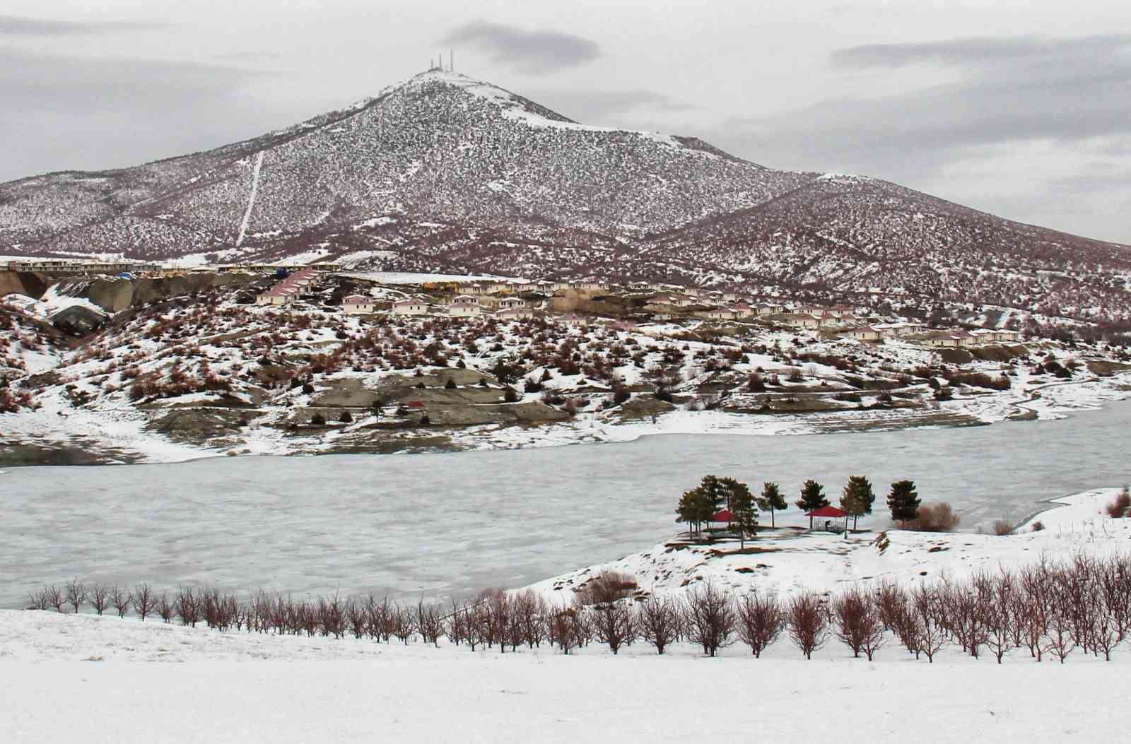 Kahramanmaraş’ta baraj ve göletler buz tuttu
