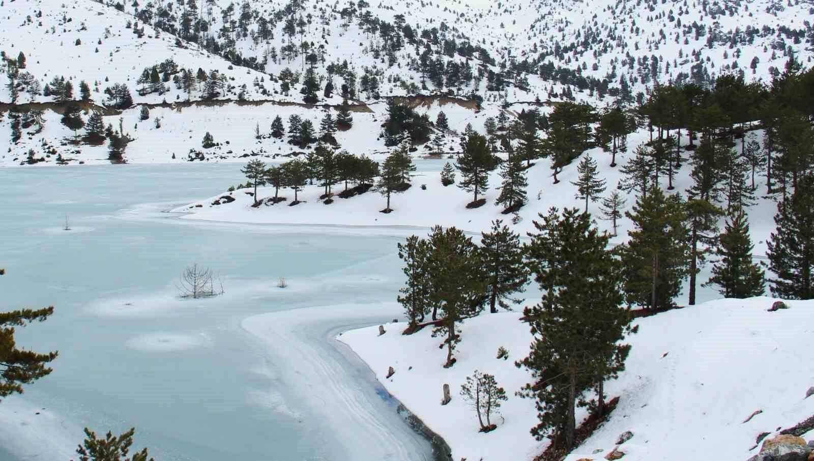Kahramanmaraş&rsquo;ta baraj ve g&ouml;letler buz tuttu
