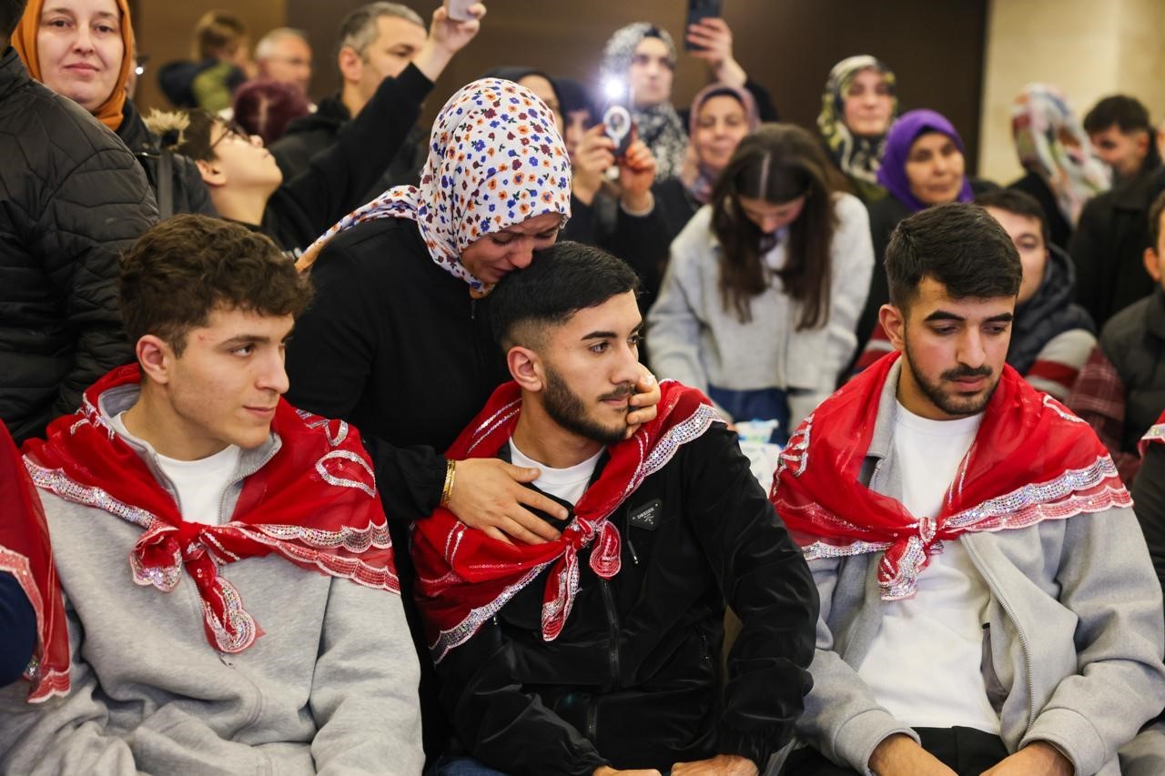 Arnavutk&ouml;y Belediyesi&rsquo;nden askere gidecek gen&ccedil;lere kınalı uğurlama
