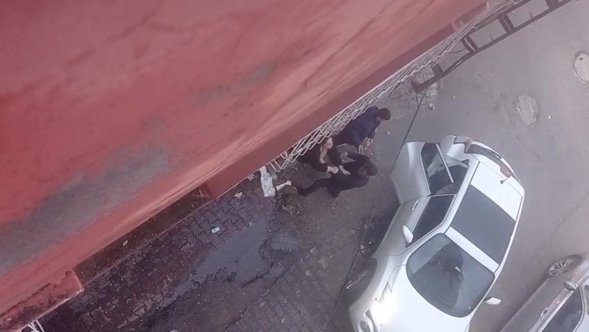 Sokak ortasında kavga eden eski &ccedil;ift adli kontrolle serbest kaldı
