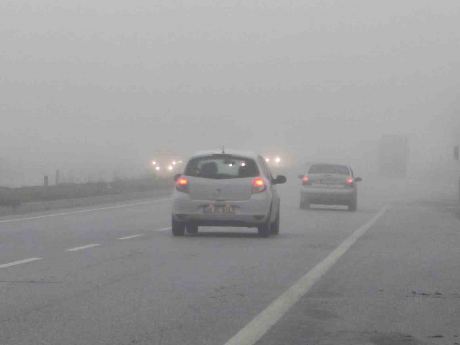 Aydın&rsquo;da sis s&uuml;r&uuml;c&uuml;lere zor anlar yaşatıyor
