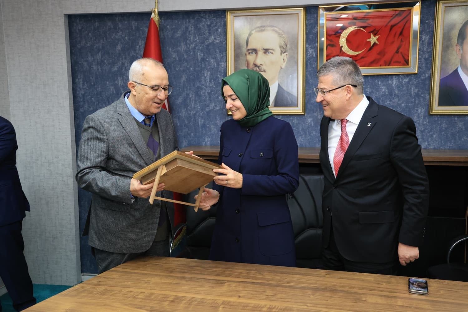 Başkan Arslan&rsquo;dan AK Parti Genel Başkan Yardımcısı Kaya&rsquo;ya anlamlı hediye
