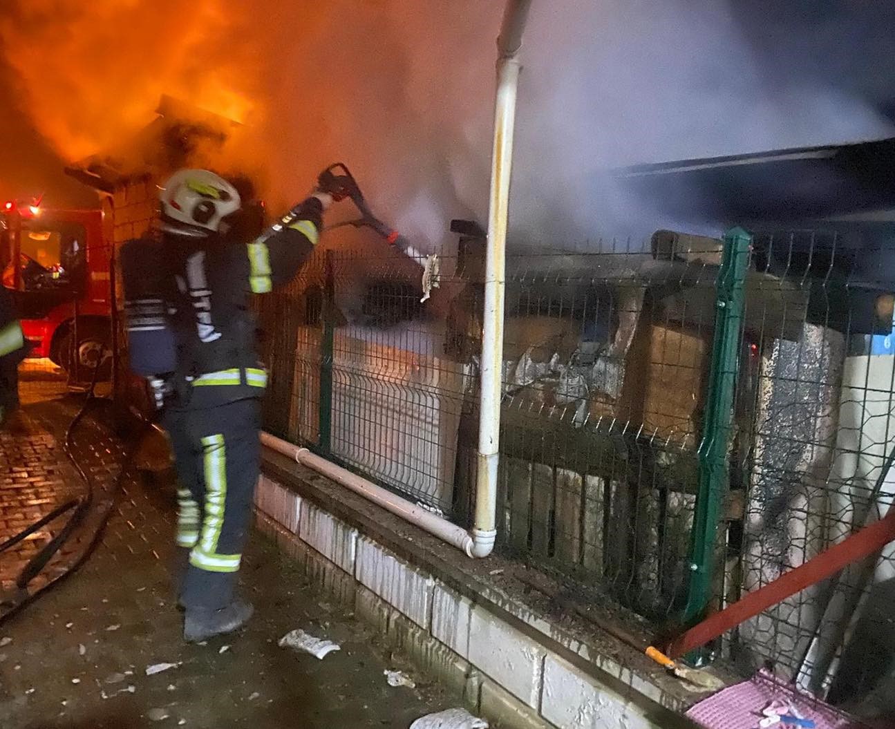 Denizli’de odunluk yangını korkuttu
