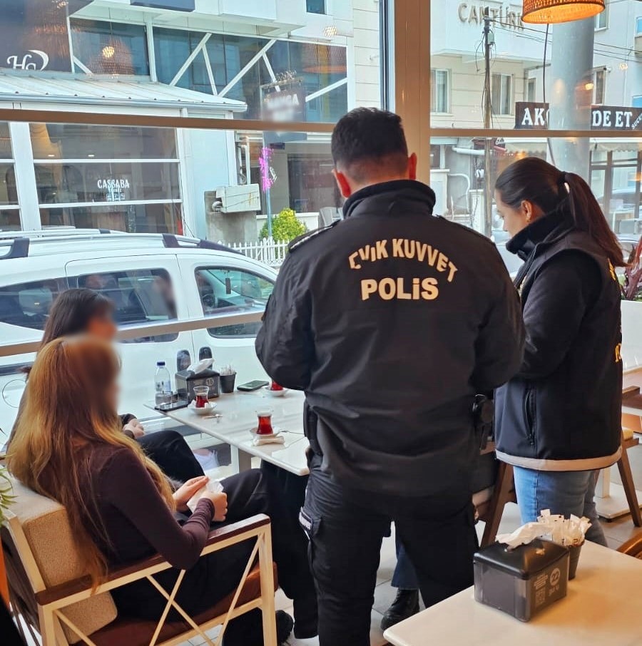 Polisten &ouml;ğrencilerin yoğun olduğu b&ouml;lgelerde denetim
