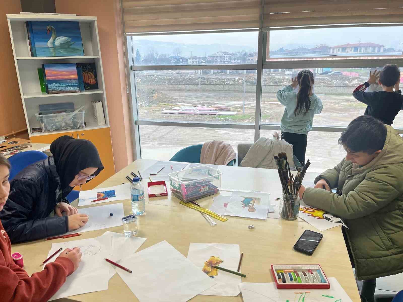 Kış kul&uuml;b&uuml;nde resim etkinliği
