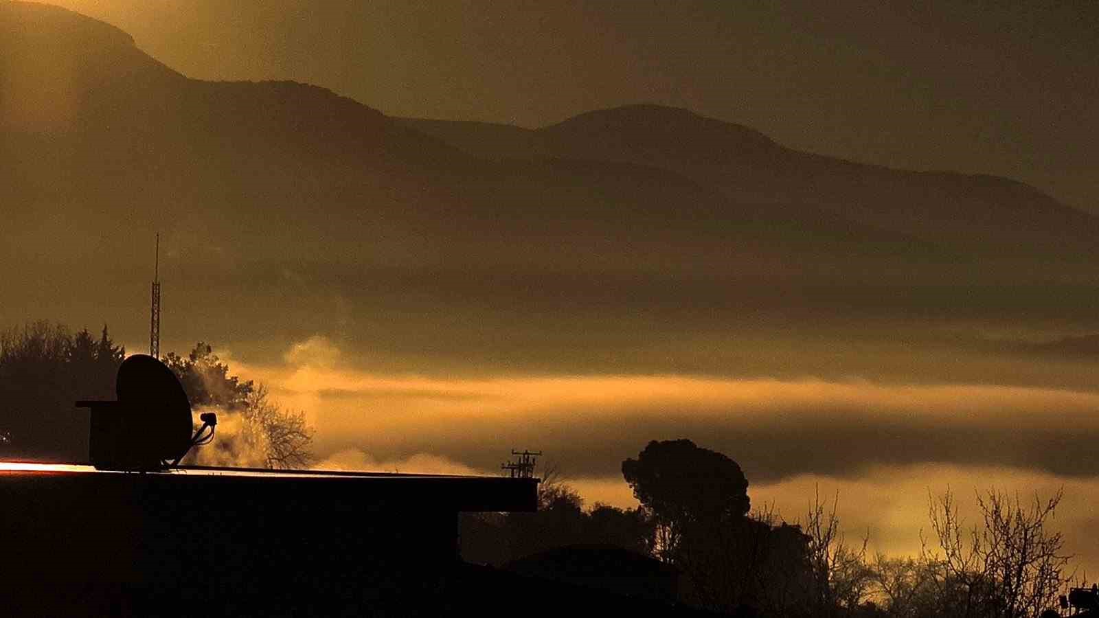 Menteşe&rsquo;de sis denizi g&ouml;rsel ş&ouml;len sundu
