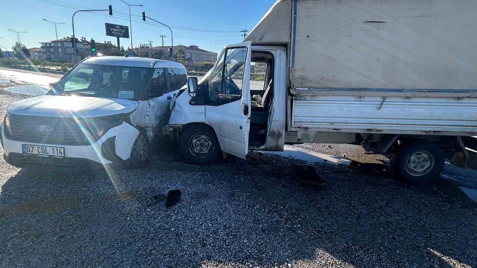 Manavgat&rsquo;ta kamyonet ile &ccedil;arpışan aracın s&uuml;r&uuml;c&uuml;s&uuml; yaralandı
