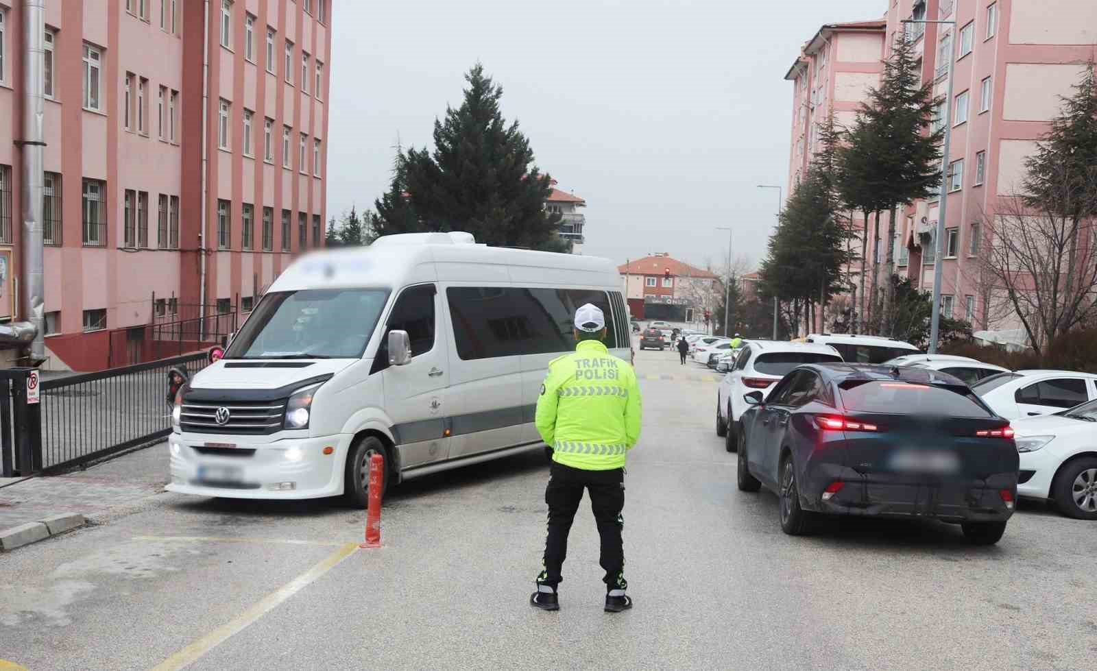 Burdur’da okul çevreleri ve servis araçlarına yönelik denetim