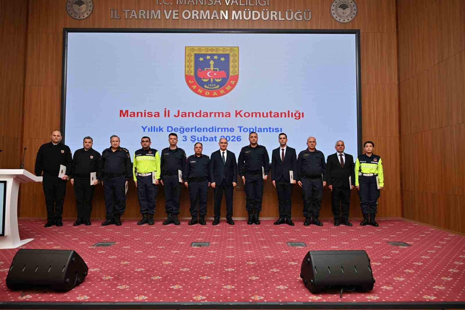 Vali &Ouml;zkan&rsquo;dan jandarmaya &ouml;vg&uuml;
