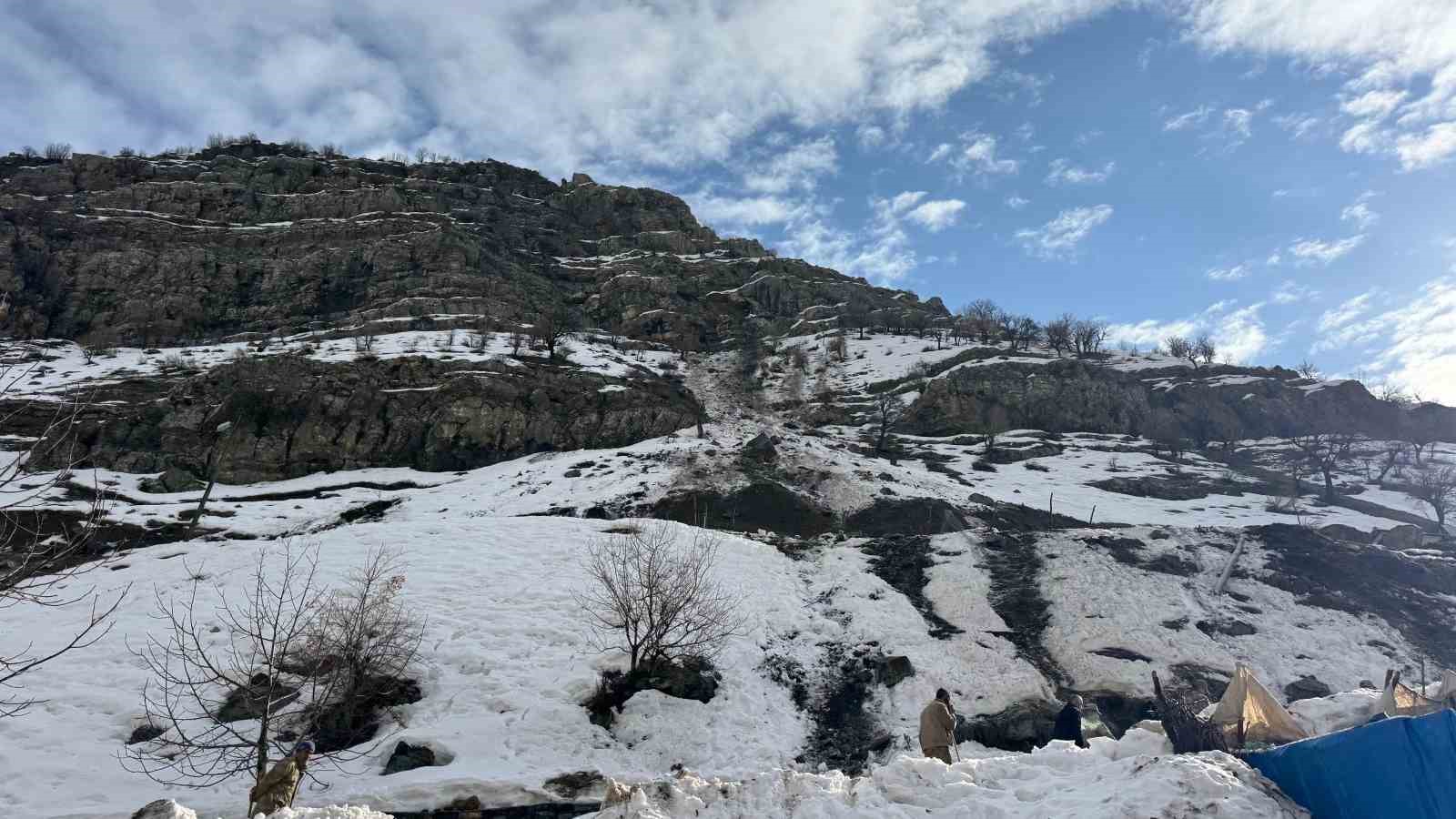 30 ke&ccedil;inin telef olduğu kayaların d&uuml;şt&uuml;ğ&uuml; b&ouml;lge g&uuml;nd&uuml;z g&ouml;r&uuml;nt&uuml;lendi
