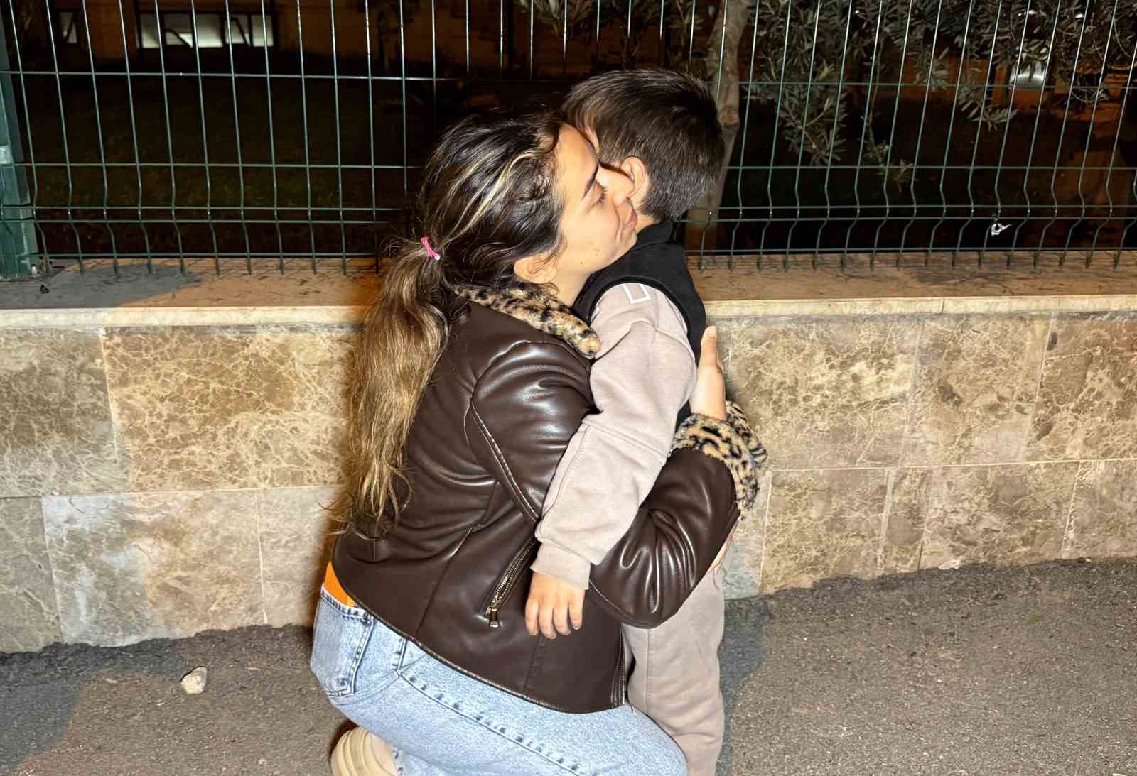 Anne, çocuğuna 1,5 yıl sonra polis merkezinde kavuştu 