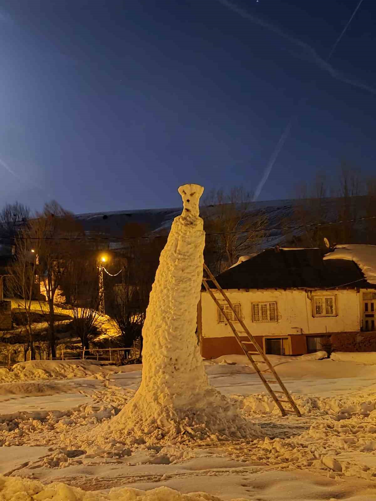 Sivas&rsquo;ta 8 metre uzunluğundaki kardan adam kuleyi andırdı
