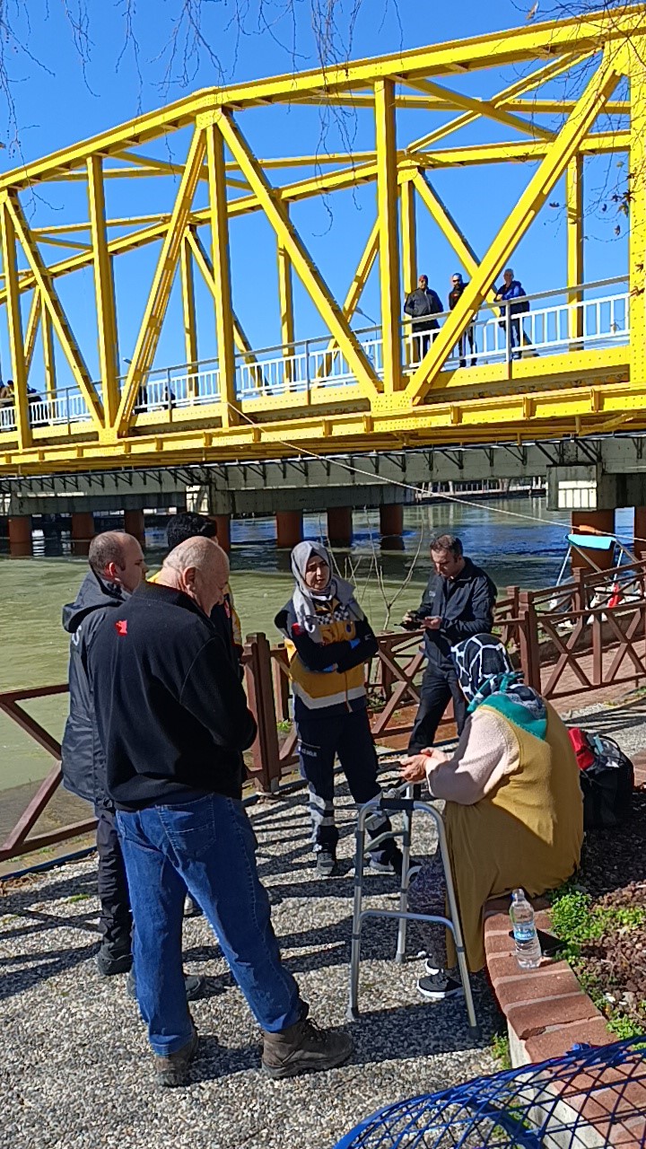 Hayatına son vermek istedi, kurtarılınca "Beni sığınma evine g&ouml;t&uuml;r&uuml;n" diye yalvardı
