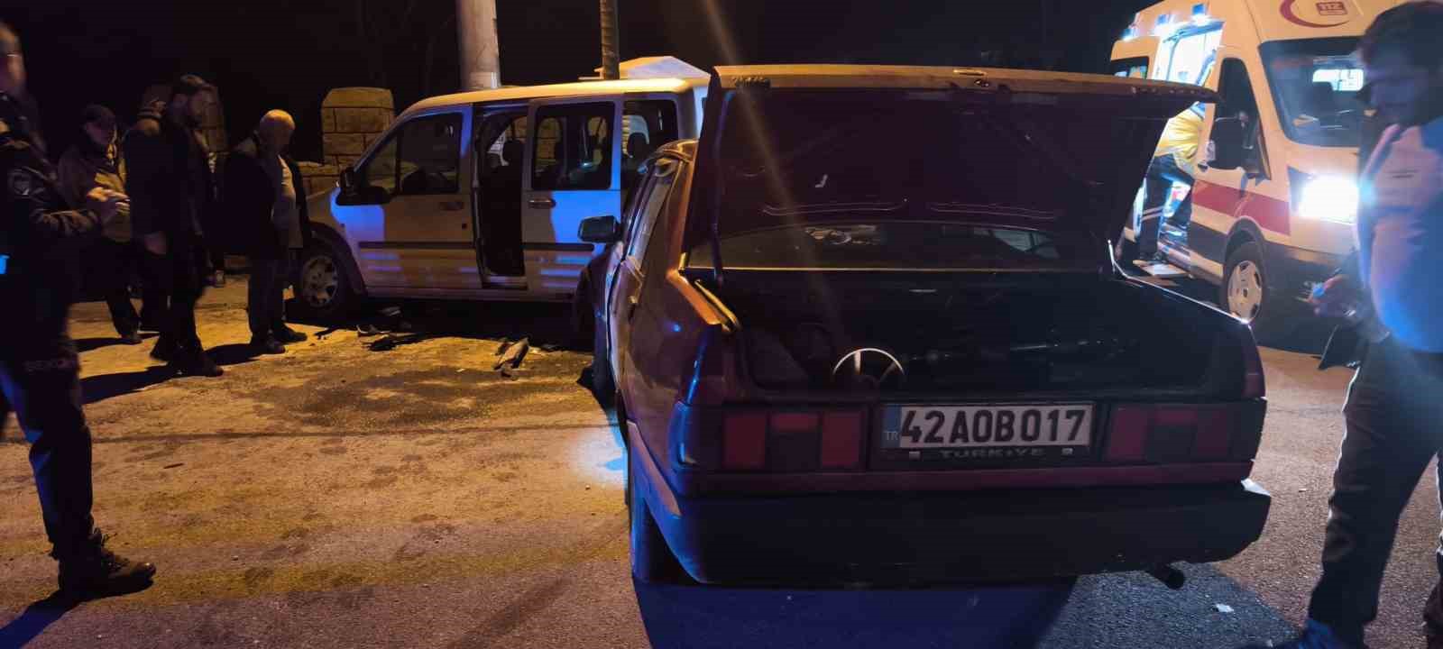 Isparta&rsquo;da hafif ticari ara&ccedil;la &ccedil;arpışan Tofaş otomobildeki 4 kişi yaralandı
