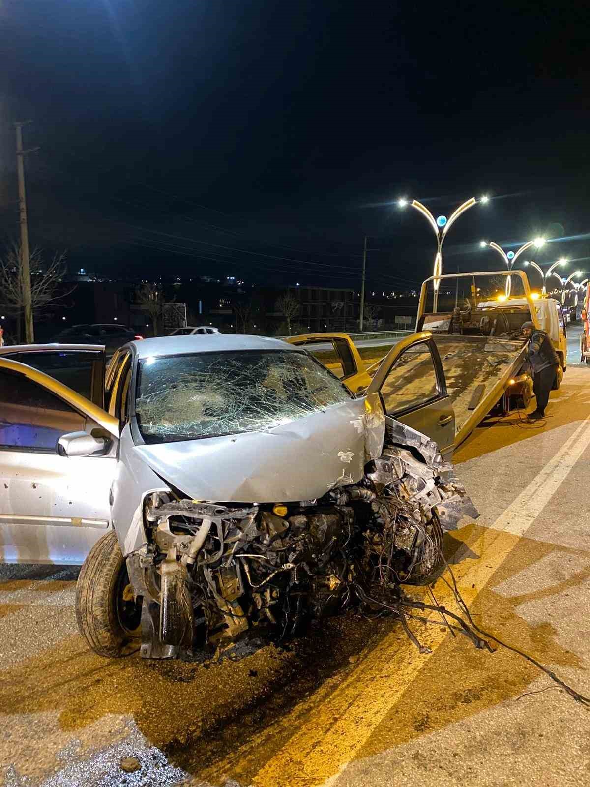 Direğe &ccedil;arpan otomobildeki 4 kişi yaralandı: Ara&ccedil;tan alkol kutuları &ccedil;ıktı
