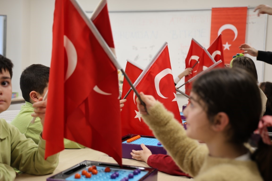 Kartepe Gen&ccedil; Akademi&rsquo;de yeni d&ouml;nem bayrak sevgisiyle başladı
