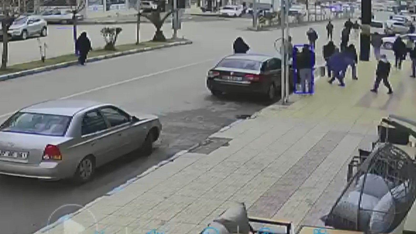 Devrilen motosiklet sürücüsü metrelerce sürüklendi