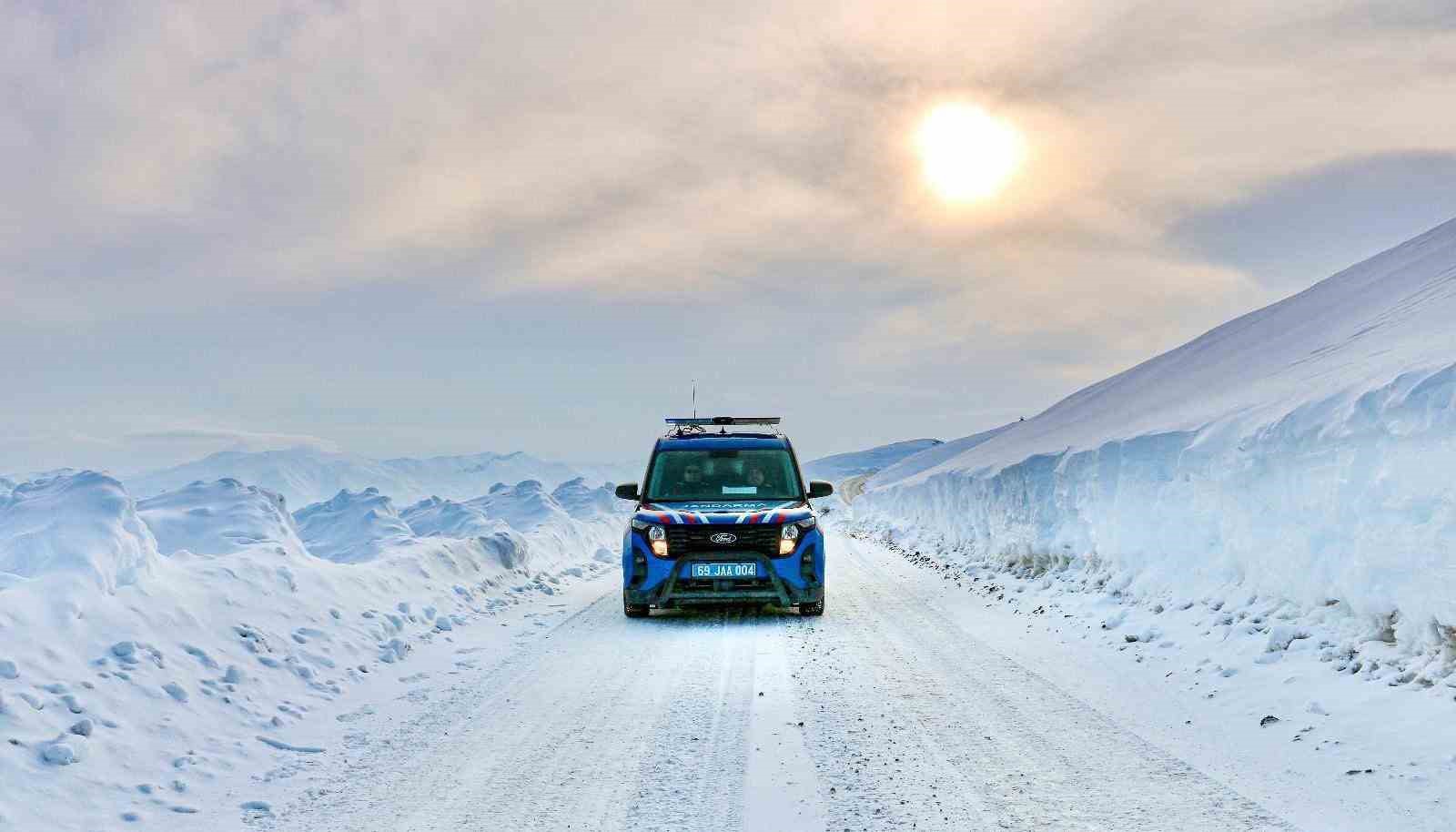 Beyaza bürünen Bayburt’ta jandarma ekipleri görev başında