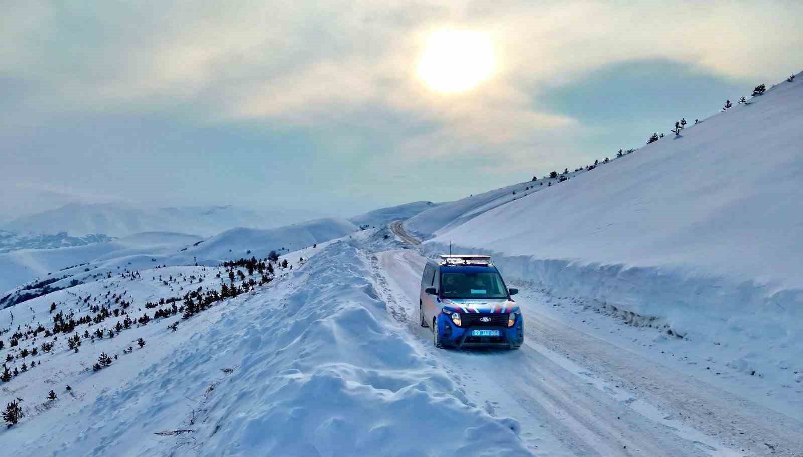 Beyaza b&uuml;r&uuml;nen Bayburt&rsquo;ta jandarma ekipleri g&ouml;rev başında
