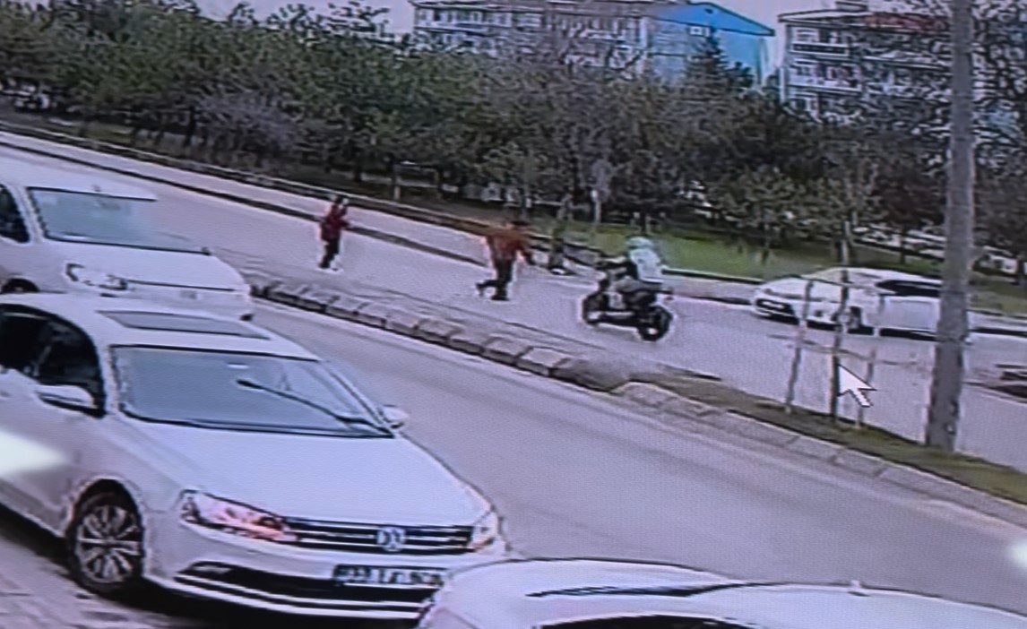 Edirne&rsquo;de motosikletin yaşlı adama &ccedil;arpması kamerada
