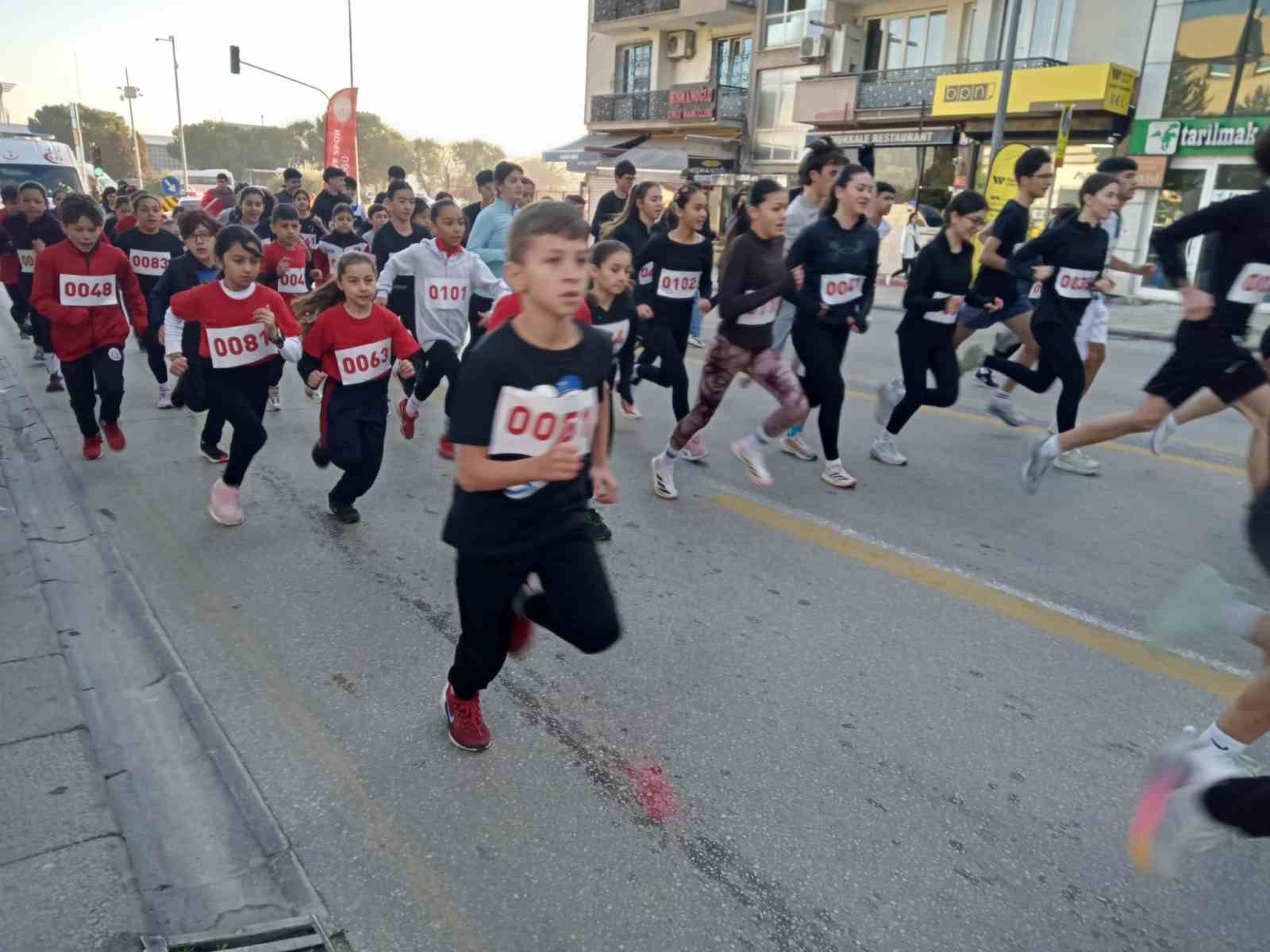 Denizli’de Atatürk Yol Koşusu çekişmeye sahne oldu