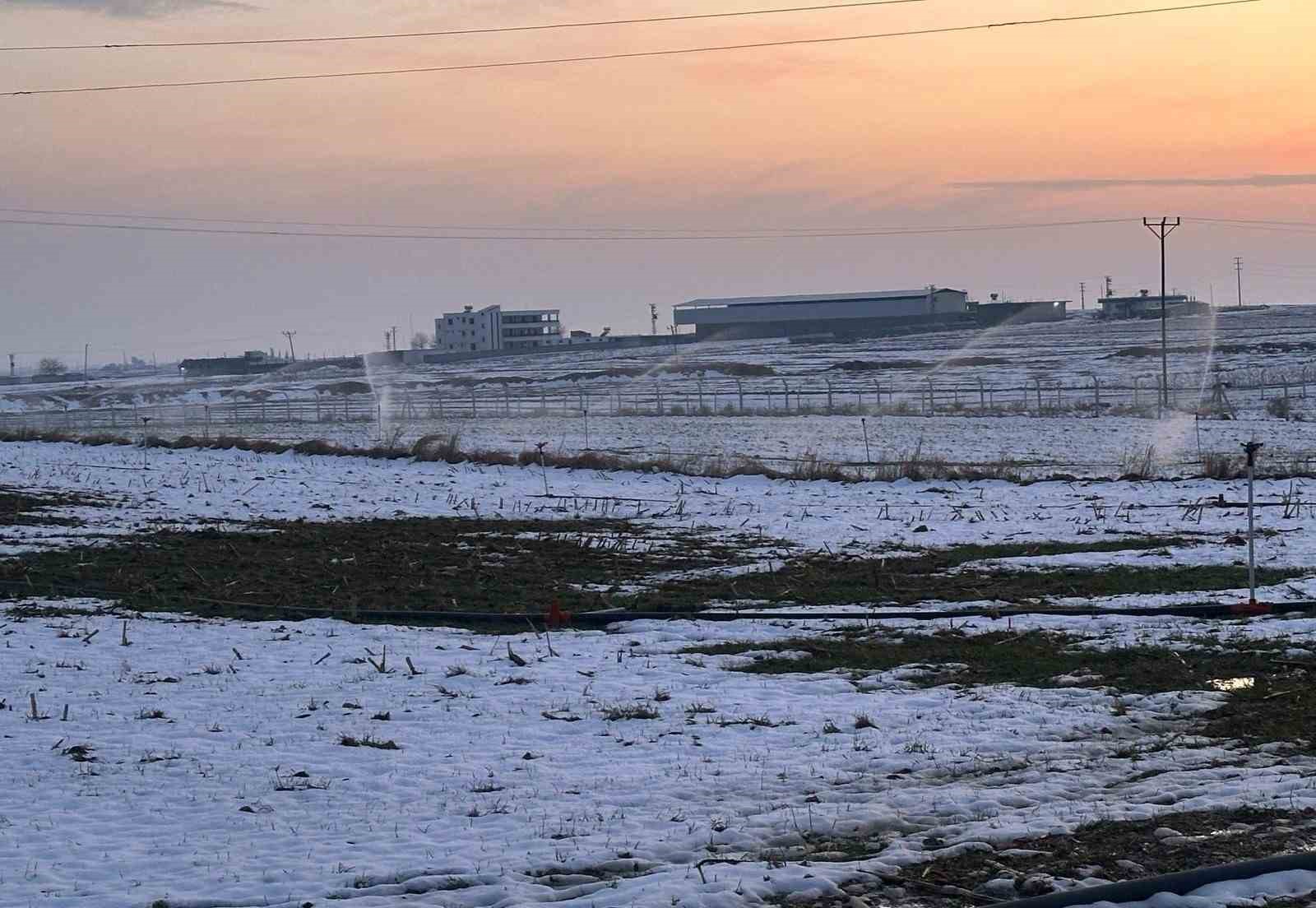 Karla kaplı arazide ka&ccedil;ak elektrikle sulama
