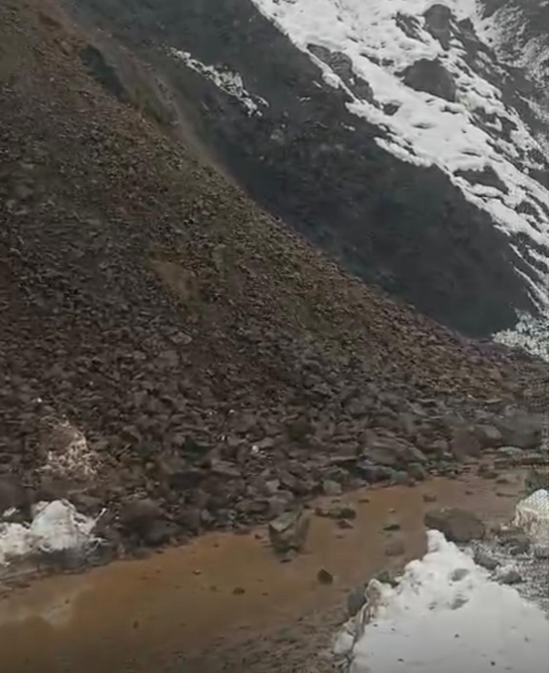 Sason’da kar ve yağmur sonrası heyelan: Köy minibüsü yolda mahsur kaldı