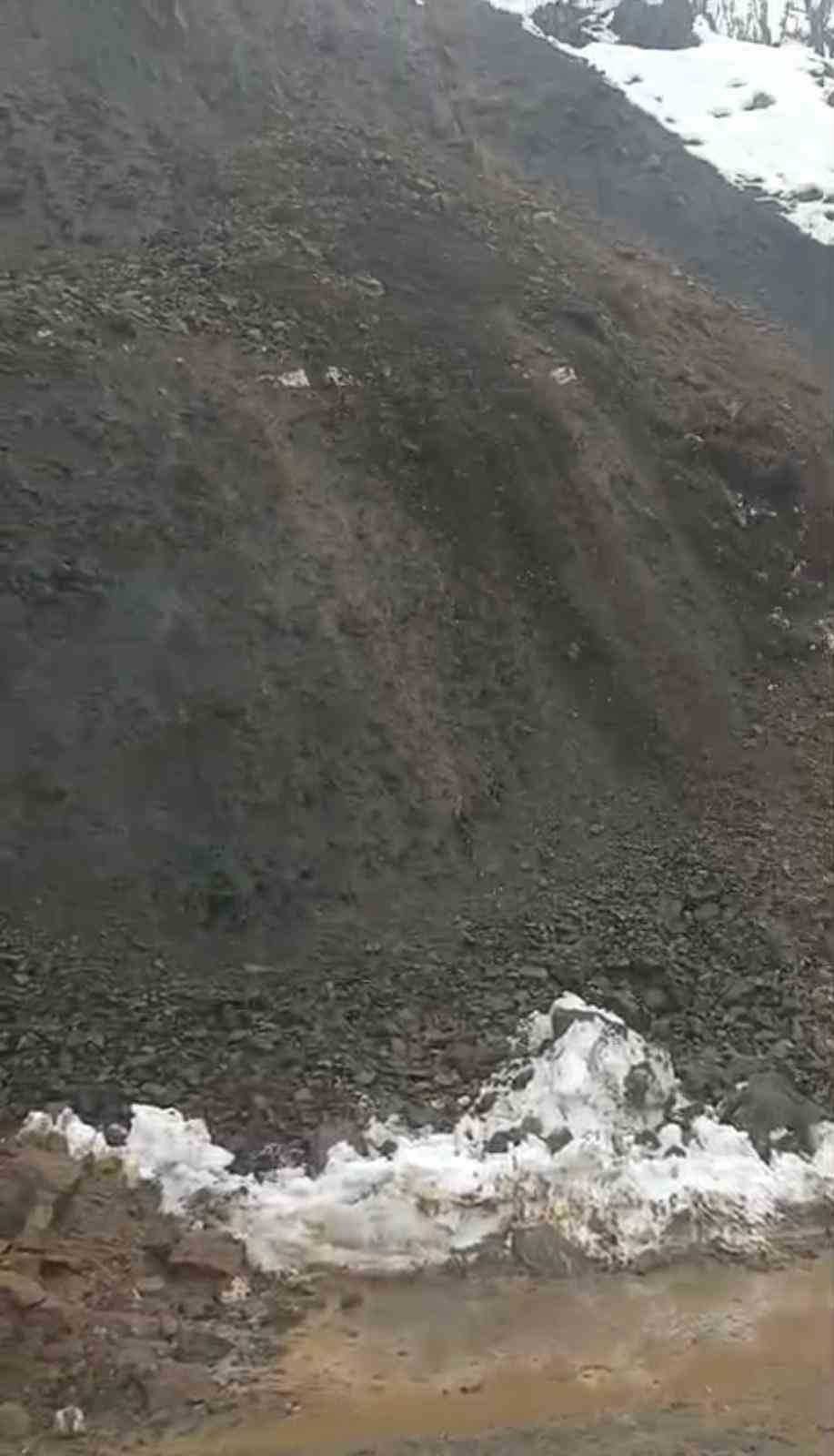 Sason’da kar ve yağmur sonrası heyelan: Köy minibüsü yolda mahsur kaldı