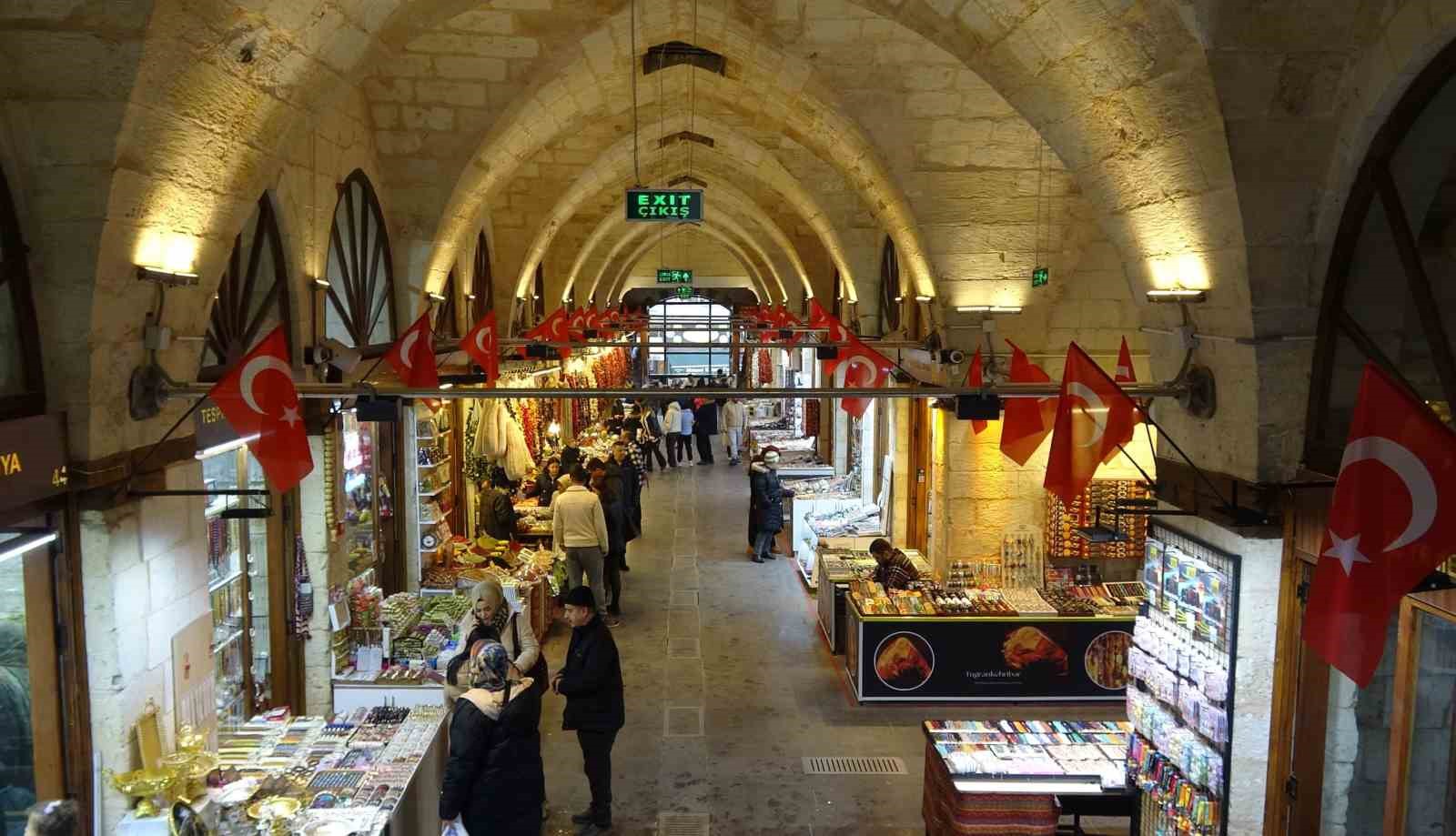 Depremde hasar g&ouml;ren tarihi Zincirli Bedesten yeniden cıvıl cıvıl
