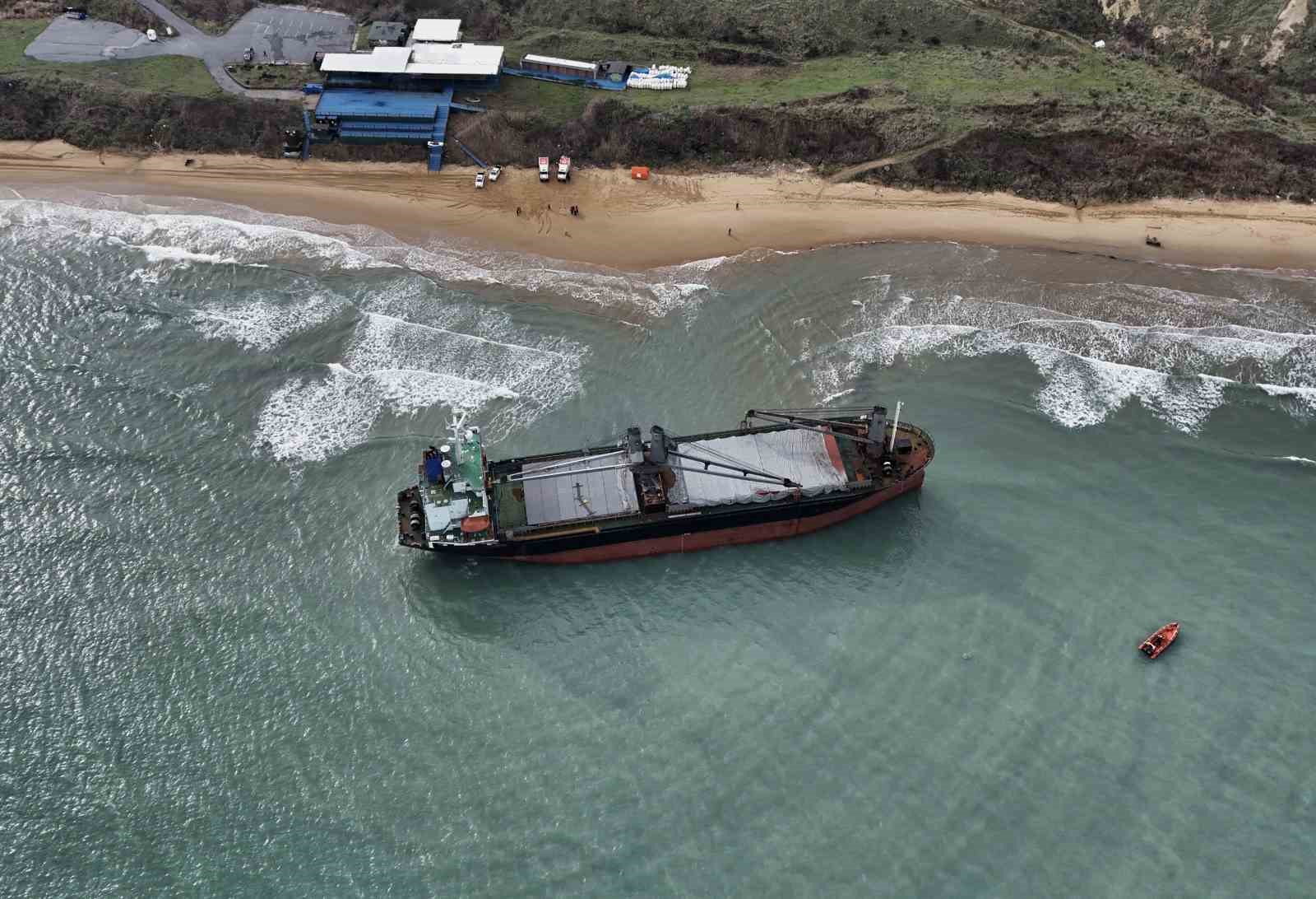 Sarıyer&rsquo;de karaya oturan gemide dalgı&ccedil;lar hasar tespiti yapıyor

