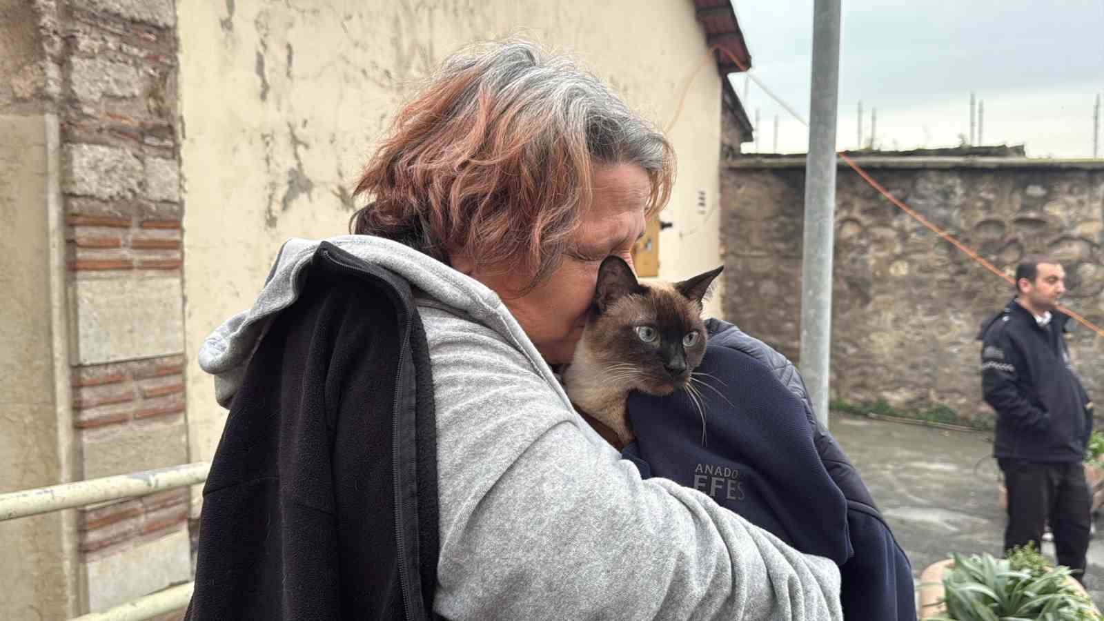 Beyoğlu&rsquo;nda yangında &ouml;len kedisinin başında sinir krizi ge&ccedil;irdi
